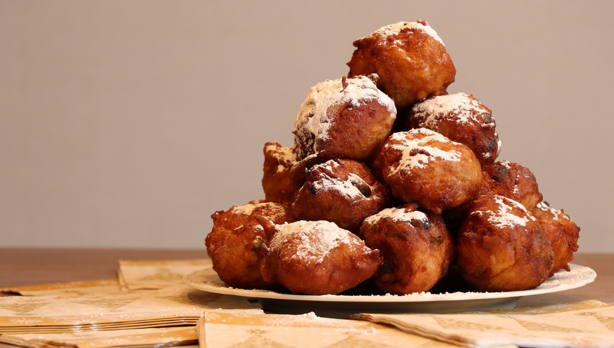 Oliebol, delicious Dutch Dishes to try in Amsterdam - Low Cost Vibes Blog