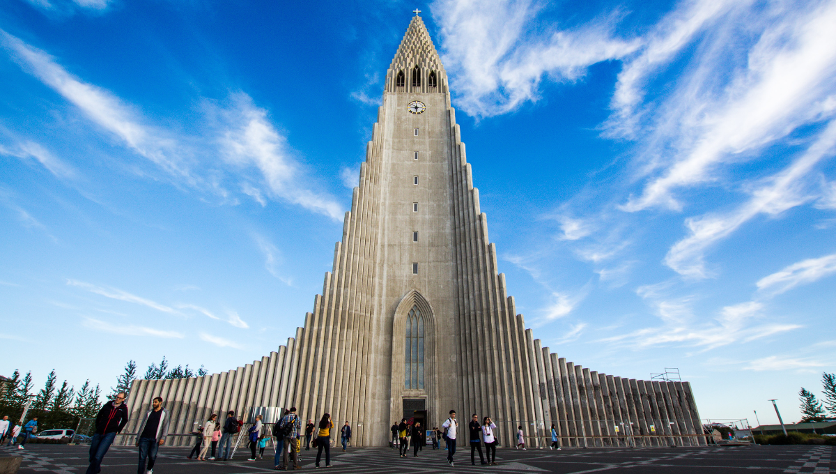 Tour Reykjavik by day and night; nightlife in Reykjavik - Top things to do in Iceland - low cost vibes blog